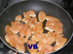 Puiul pentru saorma se pune la prajit in tigaia de teflon